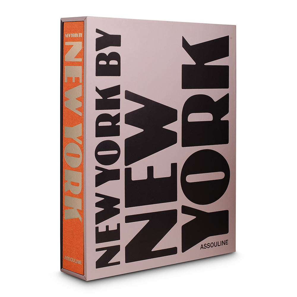 Caja de libro con portada rosa y tipografía negra; Assouline
