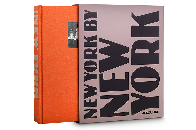 Caja de libro con lomo naranja y portada rosa; Assouline