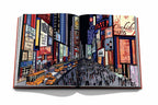 Libro abierto con ilustración de skyline y multitud en calles urbanas