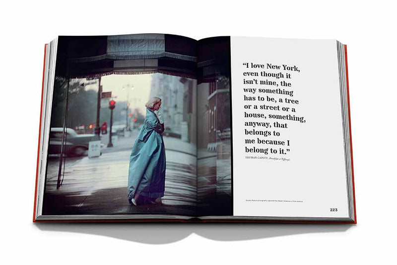 Libro abierto con foto de calle nevada y cita impresa en la página