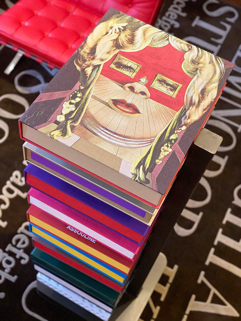 Pila de libros con portada roja y retrato de mujer en ilustración