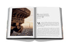 Libro Paris Chic abierto: foto de la Torre Eiffel y páginas con texto