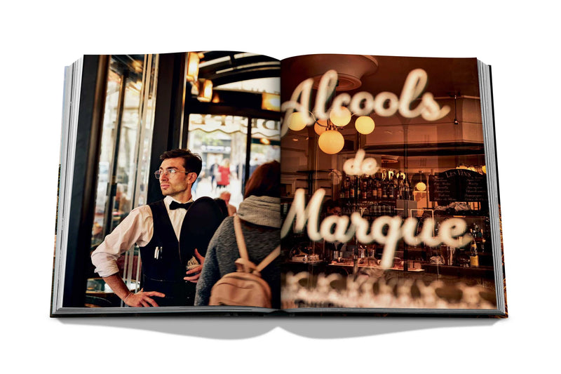 Libro Paris Chic abierto: escena de café con hombre y rótulo decorativo