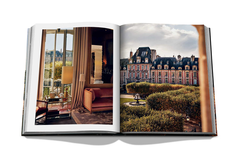 Libro Paris Chic abierto: foto de patio ajardinado y fachada de edificios