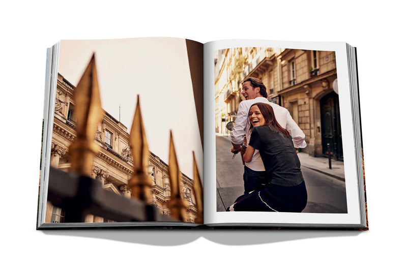 Libro Paris Chic abierto: foto de calle parisina con mujer y acompañante