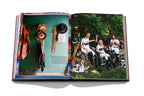 Libro Herencia Polo abierto con foto de personas y objetos tradicionales en dos páginas
