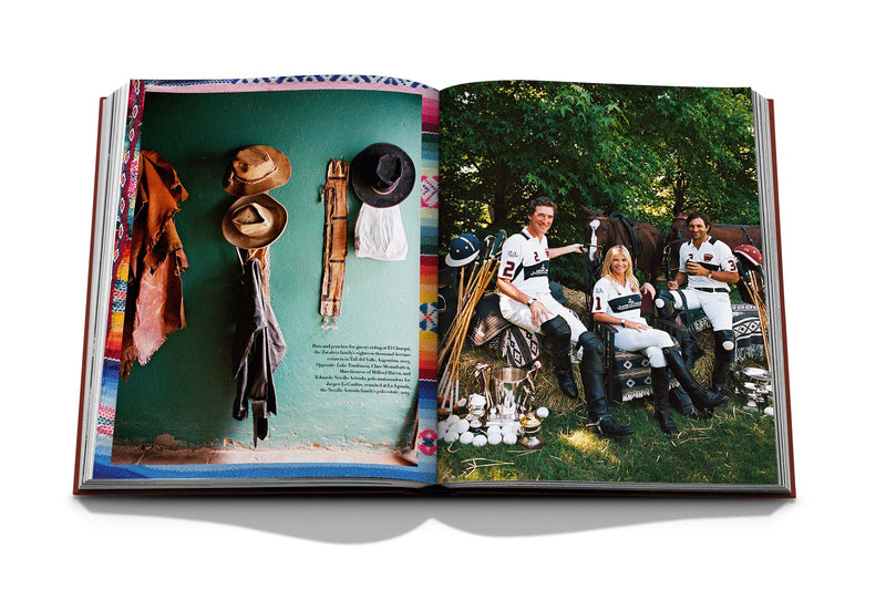 Libro Herencia Polo abierto con foto de personas y objetos tradicionales en dos páginas