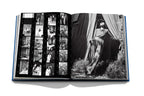 Libro abierto con collage de fotos en blanco y negro y figura recostada bajo carpa