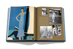 Libro abierto con ilustración de mujer con vestido azul y recuadros de fotos en la derecha