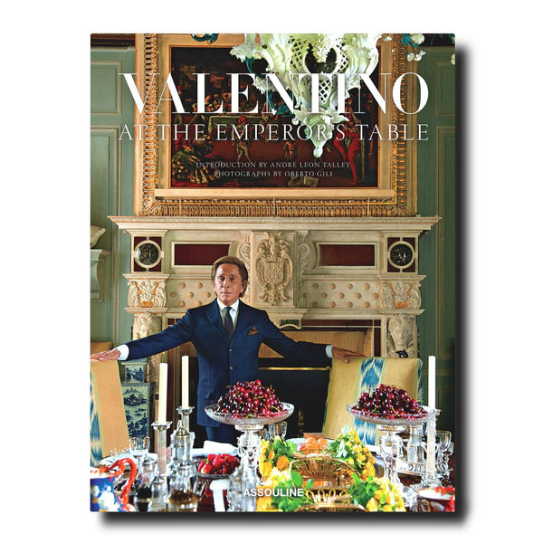 Libro Valentino “At the Emperor’s Table” con portada a color y escena de mesa decorada