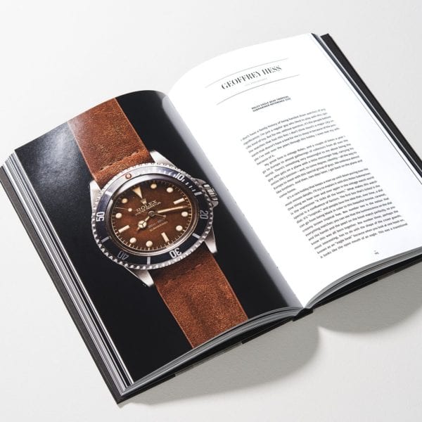 Libro de relojes abierto con foto de reloj de pulsera marrón y esfera oscura