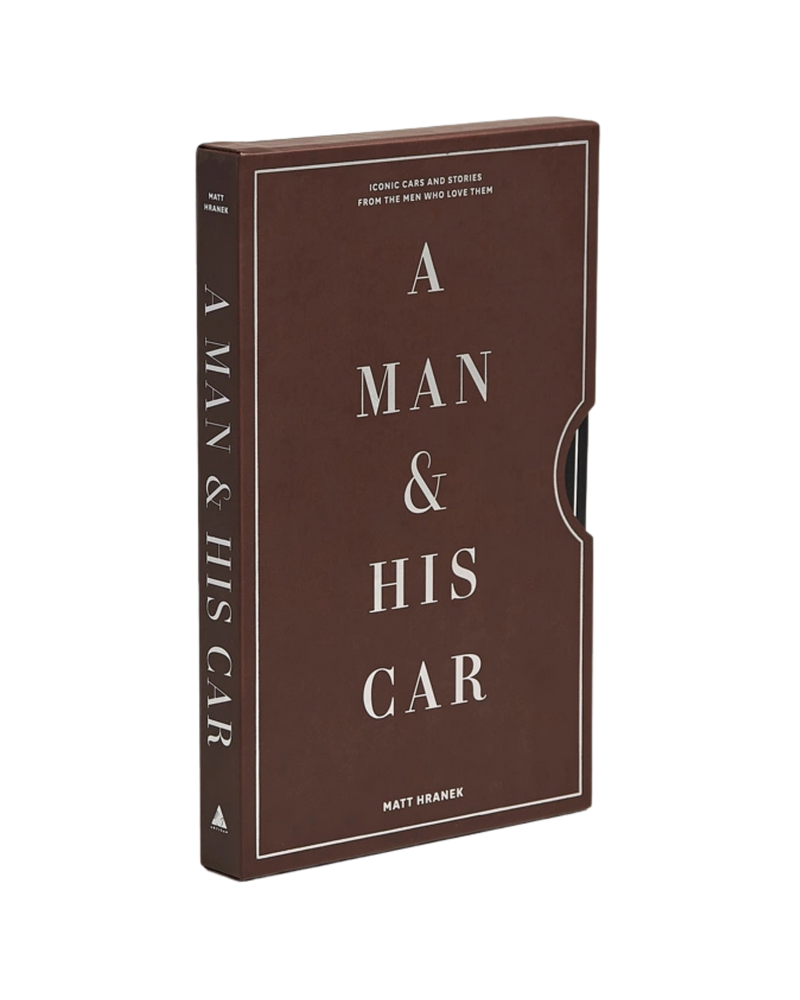 Libro de tapa dura marrón, letras blancas y título vertical A MAN & HIS CAR