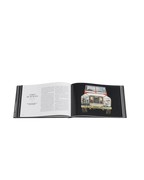 Libro abierto con texto impreso y portada interior con ilustración de coche