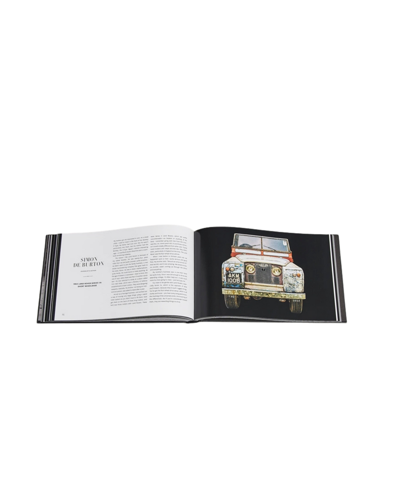 Libro abierto con texto impreso y portada interior con ilustración de coche