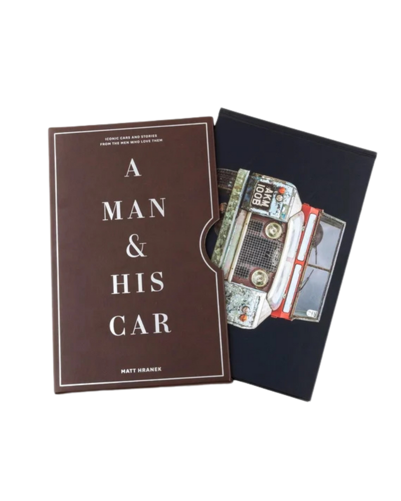 Portada de libro marrón y estuche negro con ilustración de coche
