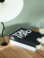 Caja negra Tom Ford con tapa y logotipo blanco