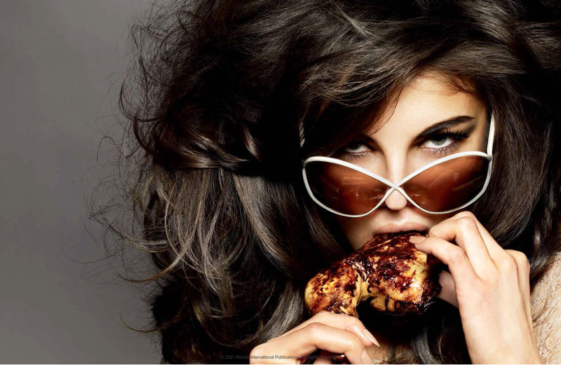 Tom Ford 002: modelo con gafas de sol claras y cabello oscuro en primer plano