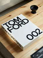 Tom Ford 002: caja de cartón blanca con “002” sobre superficie de madera