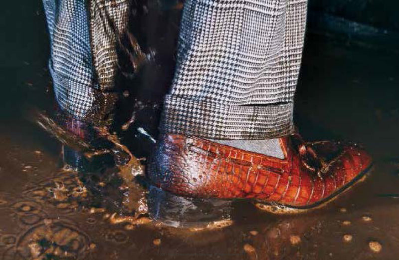 Tom Ford 002: bota de tacón alto roja con estampado tipo cocodrilo