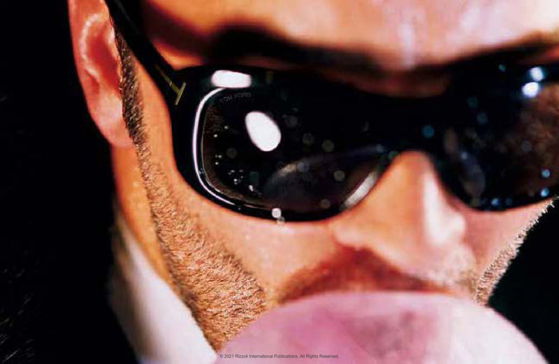 Tom Ford 002: gafas de sol con lente oscura y montura metálica plateada