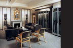Tom Ford 002: sala de estar con sillones tapizados y chimenea de pared