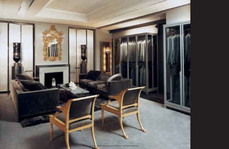 Tom Ford 002: sala de estar con sillones tapizados y chimenea de pared