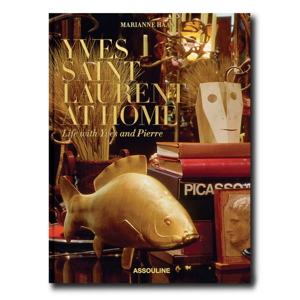 Libro de arte con portada marrón y cerdo dorado sobre estantería