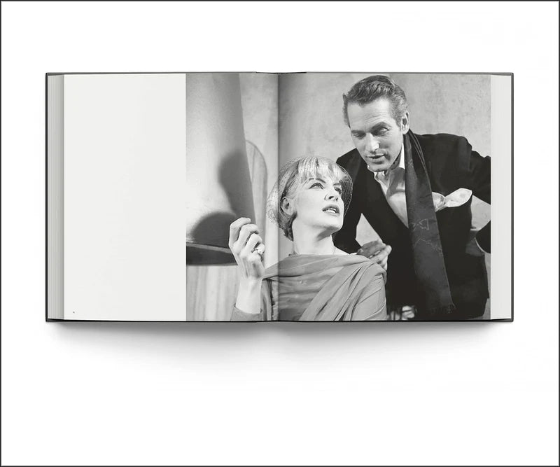 Libro abierto con foto en blanco y negro: hombre con saco y mujer junto a él