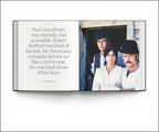Libro abierto con texto y foto: hombre con sombrero y dos personas