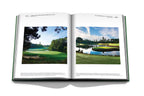 Libro abierto de golf con dos fotos de campos y un lago.