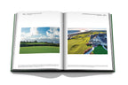 Libro abierto de golf con dos fotos: pradera verde y campo en vista aérea.