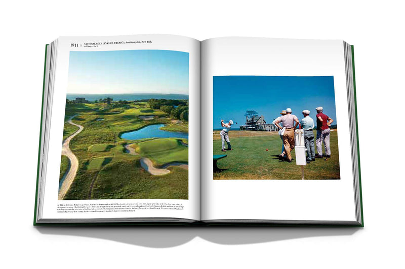 Libro de golf abierto con fotos de campo de golf y jugadores al aire libre.
