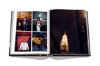 Libro New York Chic abierto, fotos interiores y torre iluminada.
