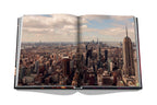 Libro New York Chic abierto, páginas con vista panorámica de rascacielos.