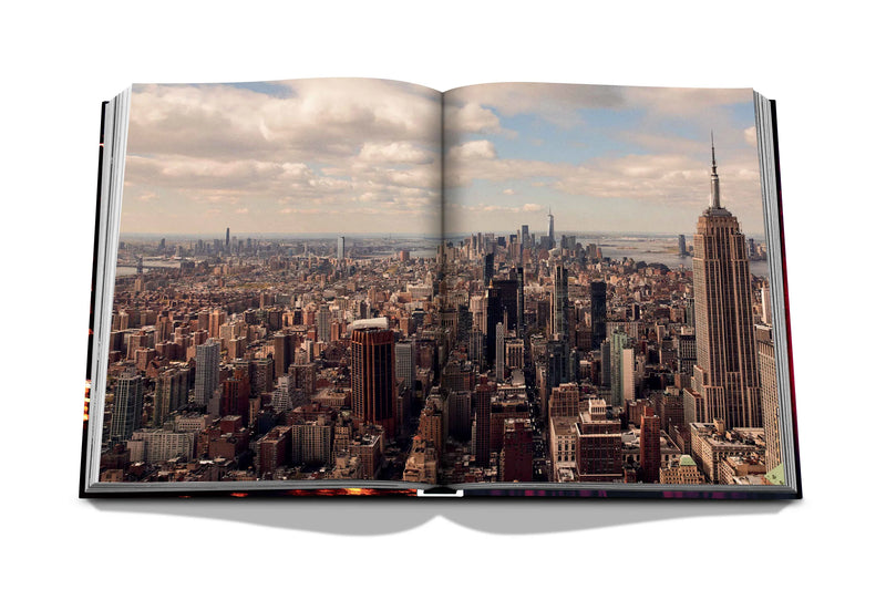 Libro New York Chic abierto, páginas con vista panorámica de rascacielos.