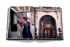Libro New York Chic abierto, foto de pareja en la calle y entrada con arco.