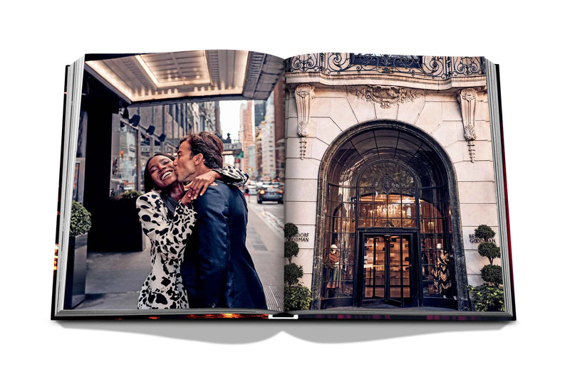 Libro New York Chic abierto, foto de pareja en la calle y entrada con arco.