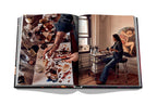 Libro New York Chic abierto, foto de estudio con pintura y persona trabajando.