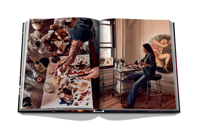 Libro New York Chic abierto, foto de estudio con pintura y persona trabajando.