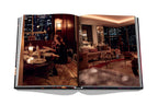 Libro New York Chic abierto, fotos de cena en interior con luces cálidas.