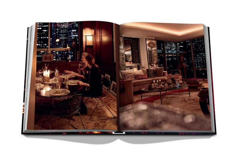 Libro New York Chic abierto, fotos de cena en interior con luces cálidas.