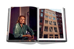 Libro New York Chic abierto, retrato y edificio de ladrillo con estructura metálica.