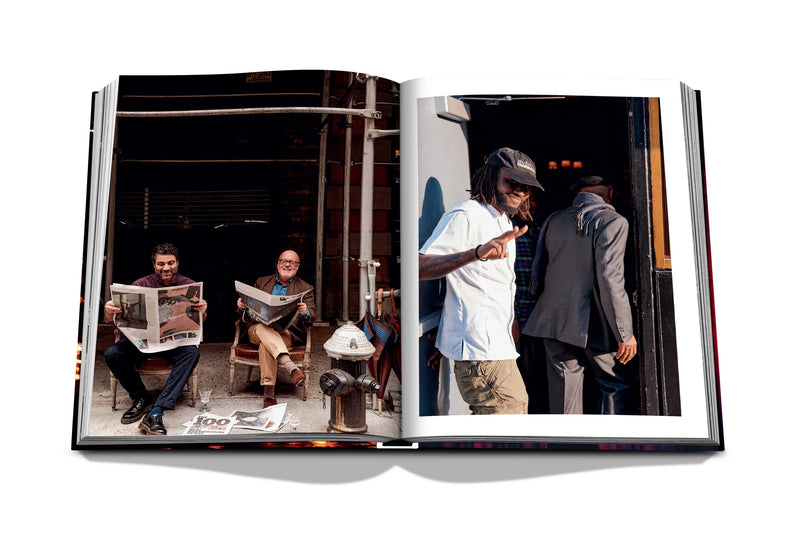 Libro New York Chic abierto, fotos de personas leyendo y caminando en la calle.