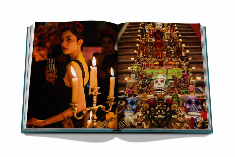 Libro Ciudad de México abierto con altar decorado y velas, y figura de pie de perfil