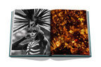 Libro Ciudad de México abierto con fotos en blanco y negro y una escena nocturna iluminada