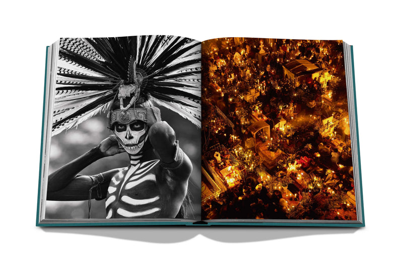 Libro Ciudad de México abierto con fotos en blanco y negro y una escena nocturna iluminada