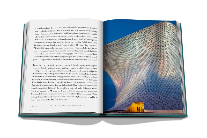 Libro Ciudad de México abierto con páginas de texto y foto de pared ondulada azul