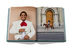 Libro Ciudad de México abierto con foto de hombre con moño y cabecera de fachada