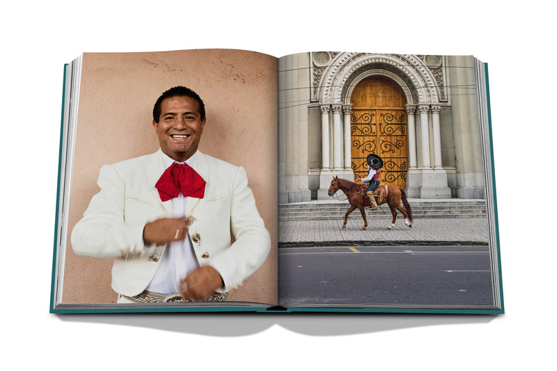 Libro Ciudad de México abierto con foto de hombre con moño y cabecera de fachada