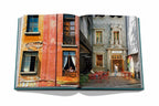 Libro Ciudad de México abierto con fotos de fachadas de colores y calle con mesas